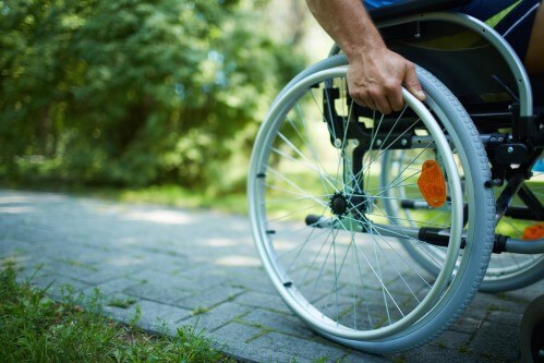 אדם בכסא גלגלים לאחר תאונה