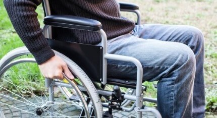 אדם בכסא גלגלים בעקבות אובדן כושר עבודה