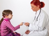 רופאה בודקת ילדה