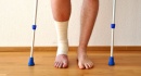 אדם פצוע מתהלך עם קביים